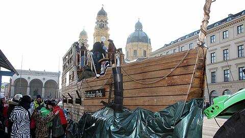 Stillgestanden: Die Polizei stoppt am Sonntagnachmittag den Zug der Damischen Ritter am Odeonsplatz.