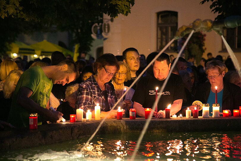 Stille Trauer und ein Zeichen gegen Gewalt: Die Bad Reichenhaller demonstrieren und zünden Kerzen an nach dem Mord in der WM-Nacht.