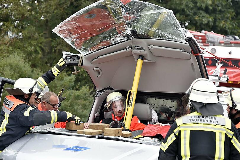 Bei dem Unfall auf der A995 wurde ein Mann verletzt. Die Bilder vom Rettungseinsatz!
