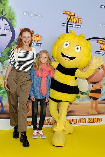 Andrea Sawatzki und Theresa Zertani (spricht Biene Maja)