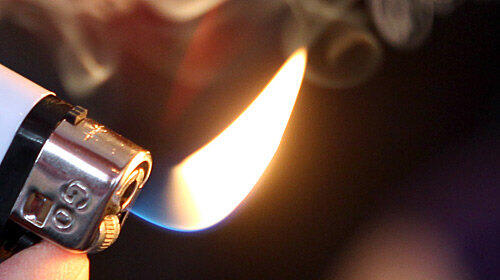 Mit der Flamme eines Feuerzeugs versuchte die junge Frau, den Griff des Kontrolleurs zu lösen- (Symbolbild)