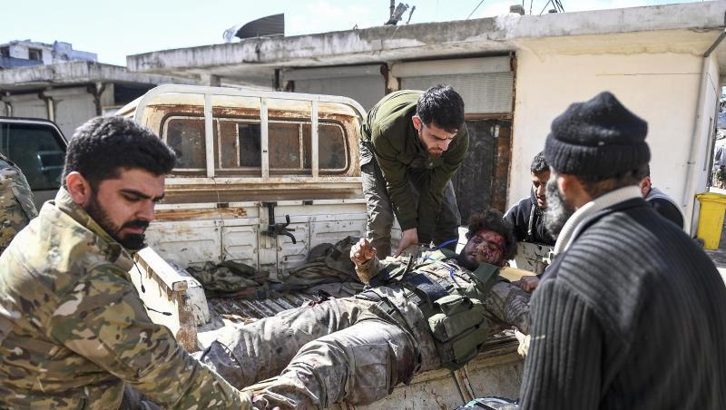 Von der Türkei unterstützte Oppositionskämpfer transportieren einen verwundeten Kameraden. Am Dienstag wurde ein weiterer türkischer Soldat in der Provinz Idlib getötet. Von der Türkei unterstützte Oppositionskämpfer transportieren einen verwundeten Kameraden. Am Dienstag wurde ein weiterer türkischer Soldat in der Provinz Idlib getötet.