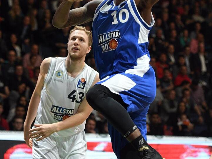 De Mon Brooks (r) springt zum Ball gegen Christian Sengfelder. Foto: Harald Tittel/Archivbild