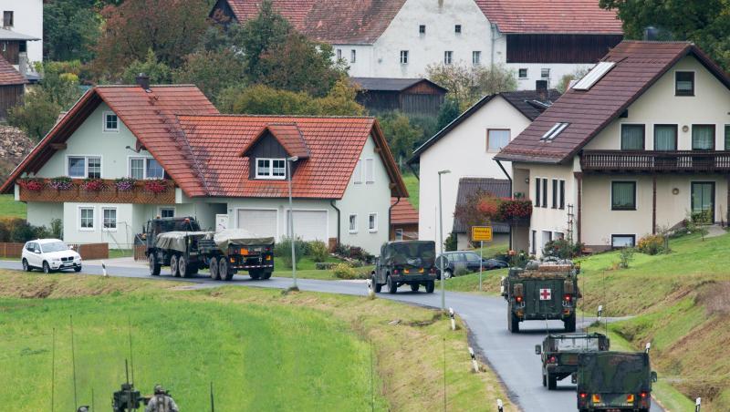 Militärfahrzeuge der US-Armee unweit des Truppenübungsplatzes Grafenwöhr in Bayern.