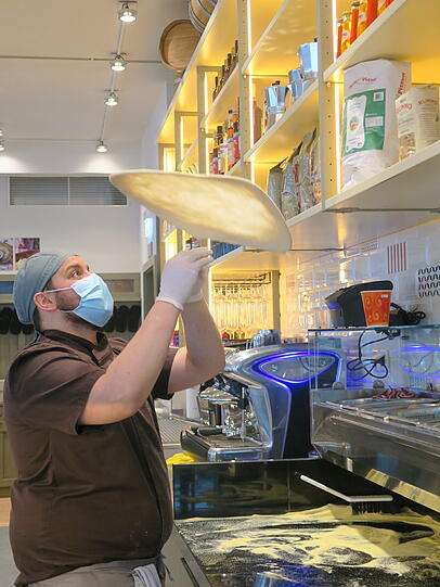 Ein Meister seines Fachs: Pizzaiolo Ciro Borrelli, der nicht nur für gute Pizzen sorgt, sondern den Teig auch kunstvoll herumwirbeln kann. Ein Meister seines Fachs: Pizzaiolo Ciro Borrelli, der nicht nur für gute Pizzen sorgt, sondern den Teig auch kunstvoll herumwirbeln kann.