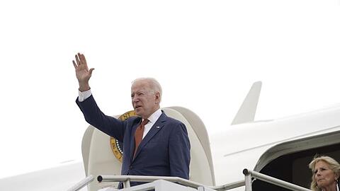 US-Präsident Joe Biden (rechts seine Frau Jill) kommt seiner ersten Auslandsreise als US-Präsident nach Europa.