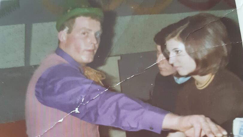 Roswitha Stoll mit 17 in dem Lokal, in dem sie auch Udo Jürgens traf. Auf dem Foto ist jedoch nicht der Sänger, sondern ein Kellner zu sehen.