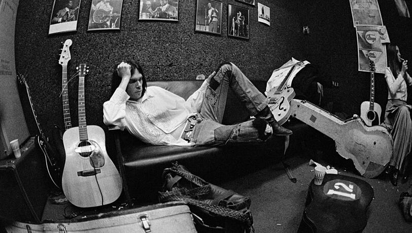 Neil Young und seine damalige Frau Susan (rauchend rechts), backstage in der Electric Factory in Philadelphia im Februar 1970.