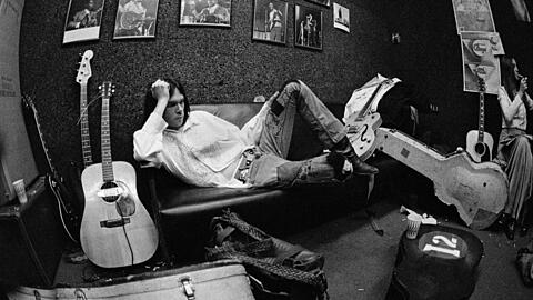 Neil Young und seine damalige Frau Susan (rauchend rechts), backstage in der Electric Factory in Philadelphia im Februar 1970.