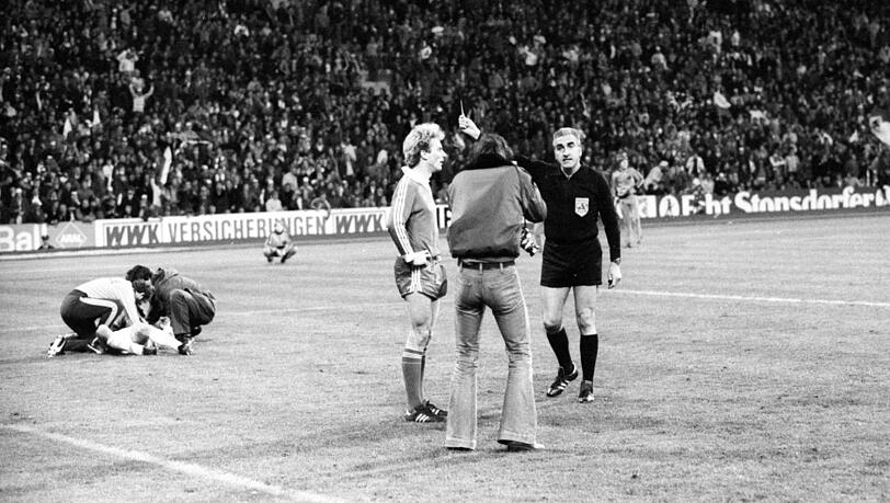 "Rote Sau": Dafür gab's für Sechzigs Beppo Hofeditz von Karl-Heinz Rummenigge eine Watschn – und für den FC-Bayern-Stürmer dann die Rote Karte. "Rote Sau": Dafür gab's für Sechzigs Beppo Hofeditz von Karl-Heinz Rummenigge eine Watschn – und für den FC-Bayern-Stürmer dann die Rote Karte.