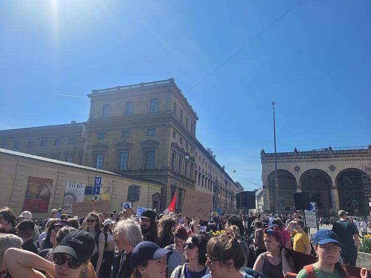 München: "Marsch fürs Leben" vs Pro Choice De "Marsch fürs Leben" vs Pro Choice Demo: Die AZ war live bei der Demo der Abtreibungsgegner und der Gegendemo in München