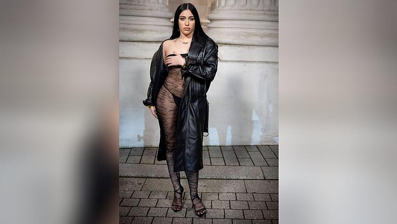 Lourdes Leon hält hier die Hand schützend vor ihre Brust, die im durchsichtigen Oberteil ohne BH deutlich zu sehen war.