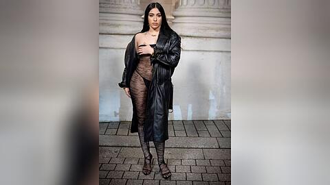 Lourdes Leon hält hier die Hand schützend vor ihre Brust, die im durchsichtigen Oberteil ohne BH deutlich zu sehen war.
