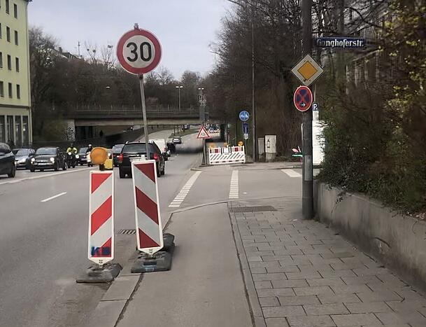 An der Ganghoferstraße sollen die Radfahrer auf die Straße wechseln und die Autos auf Tempo 30 abbremsen. Letzteres funktioniert weniger gut. An der Ganghoferstraße sollen die Radfahrer auf die Straße wechseln und die Autos auf Tempo 30 abbremsen. Letzteres funktioniert weniger gut.