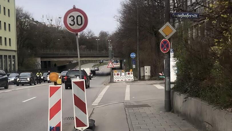 An der Ganghoferstraße sollen die Radfahrer auf die Straße wechseln und die Autos auf Tempo 30 abbremsen. Letzteres funktioniert weniger gut. An der Ganghoferstraße sollen die Radfahrer auf die Straße wechseln und die Autos auf Tempo 30 abbremsen. Letzteres funktioniert weniger gut.
