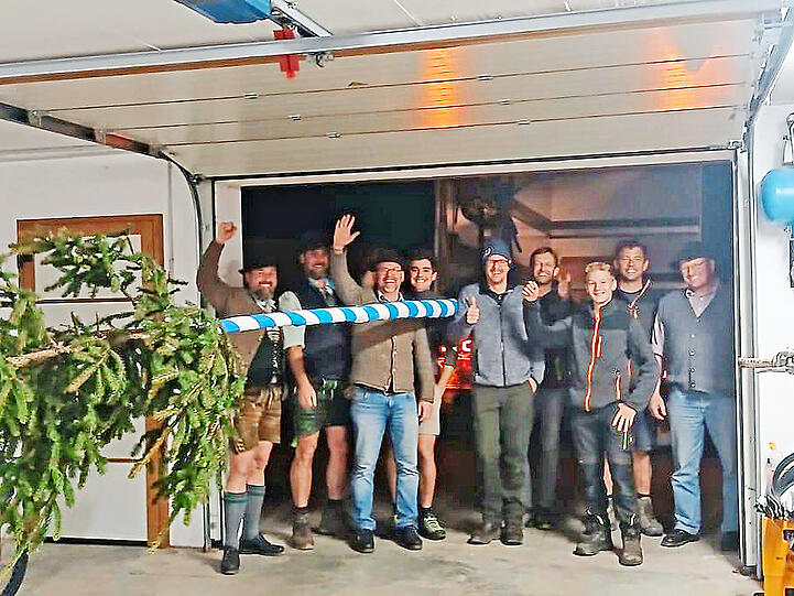 So sehen Diebe aus: das Maibaum-Team aus Waakirchen zusammen mit Manuel Neuers Baum.