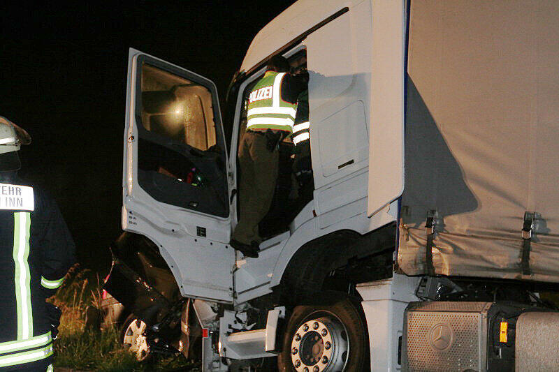 Schrecklicher Unfall bei Rott am Inn: Ein Pkw-Fahrer prallte aus noch ungeklärter Ursache frontal gegen einen Lkw. Der Pkw-Fahrer wurde bei dem Aufprall sofort getötet und  im Fahrzeug eingeklemmt. Fünf Stunden versuchten Hilfskräfte der Feuerwehr, das Opfer zu bergen. Die Bilder.