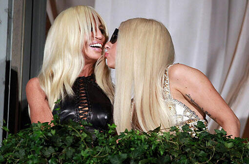 Bussi, Bussi: Lady Gaga (rechts) knutscht Donatella Versace in Mailand.