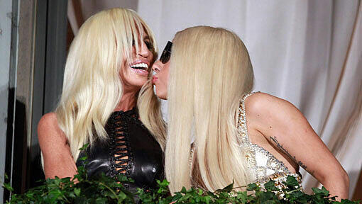 Bussi, Bussi: Lady Gaga (rechts) knutscht Donatella Versace in Mailand. Bussi, Bussi: Lady Gaga (rechts) knutscht Donatella Versace in Mailand.