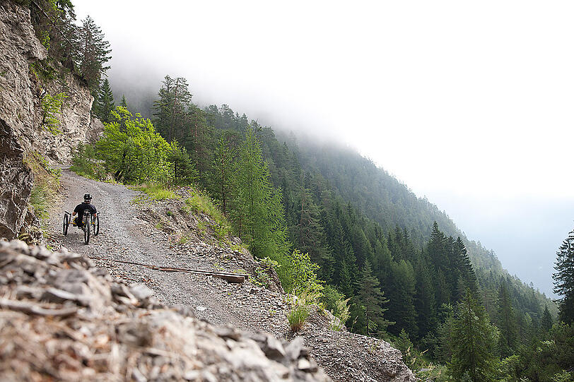 Immer Richtung Süden auf schmalen, steinigen Pfaden: Traumhafte Panoramen sind der Lohn der Alpenüberquerer. Eine Alpenüberquerung eines Rollstuhlfahrers hat es so zuvor noch nicht gegeben, denn die Strecke ist für Mountainbikes ausgelegt.