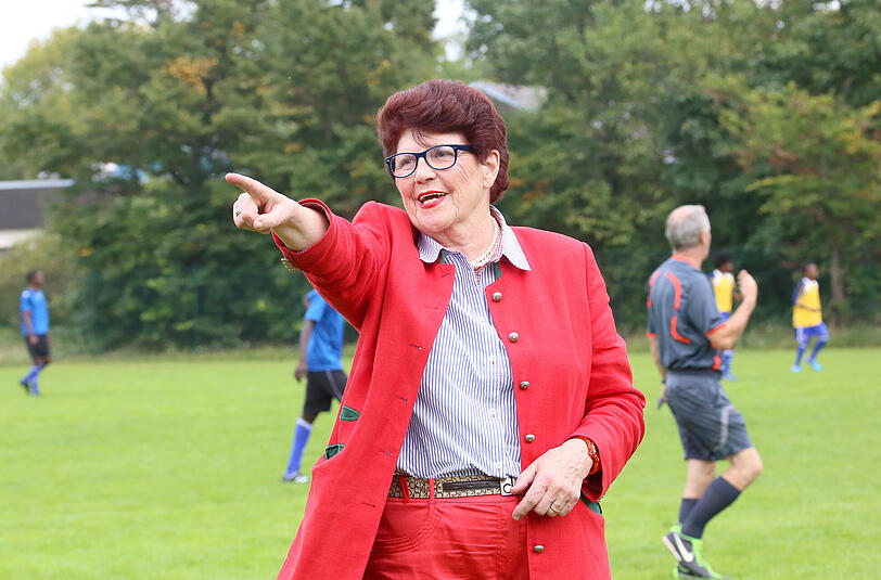 Rosi Griesbacher auf dem Bolzplatz der Bayernkaserne.