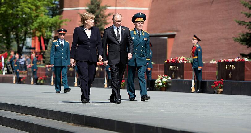 Angela Merkel und Wladimir Putin legten gemeinsam am Grabmal des Unbekannten Soldaten einen Kranz nieder. Anschließend gingen die beiden zu Fuß durch den Alexandergarten in den Kreml.