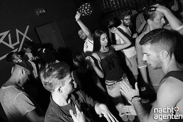 Am Freitag gab es im Crux wieder die "Nice!"-Partyreihe, diesmal unter dem Motto "Nice! like Palm Trees". Die DJ's spielten Hip-Hop und R'n'b-Sounds.
