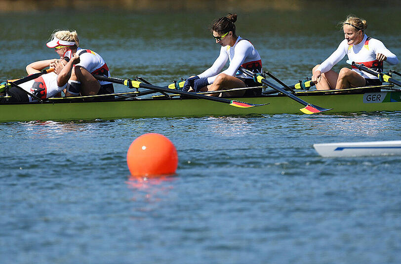 Goldiger Tag für die deutschen Ruderer: Unmittelbar hintereinander fahren der Doppelvierer der Männer und der Frauen den Olympiasieg ein. Die Bilder!