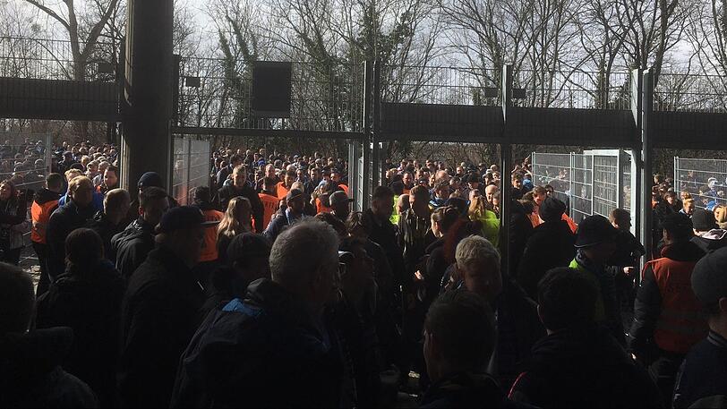 Am Samstag kamen die Löwen-Fans - anders als häufig in der Hinrunde - innerhalb weniger Minuten ins Stadion.