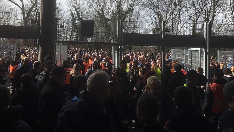 Am Samstag kamen die Löwen-Fans - anders als häufig in der Hinrunde - innerhalb weniger Minuten ins Stadion. Am Samstag kamen die Löwen-Fans - anders als häufig in der Hinrunde - innerhalb weniger Minuten ins Stadion.