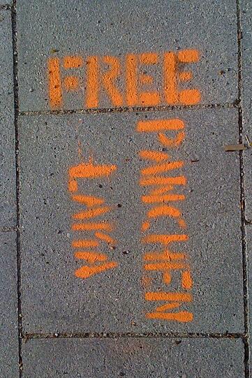 "Free Panchen Lama!" ist auf dem Bürgersteig der Romanstraße zu lesen.