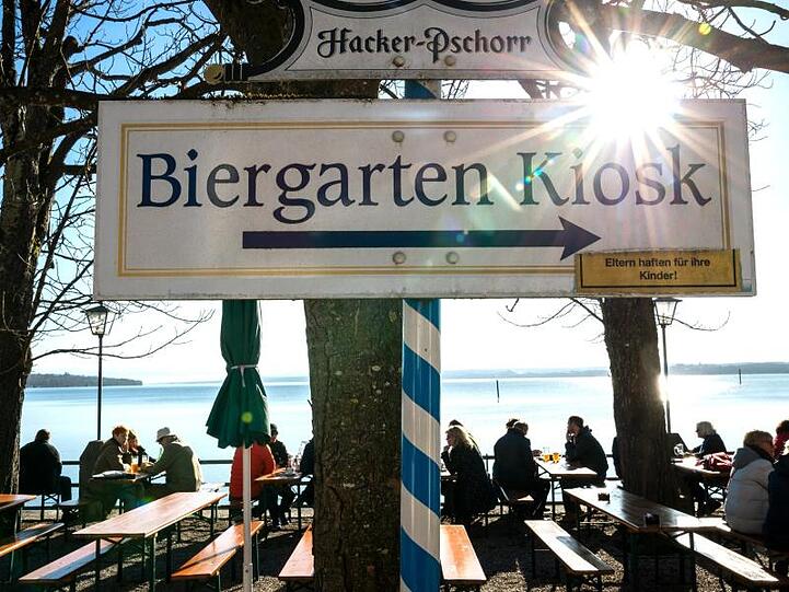 Bayern kann sich am Wochenende auf Bilderbuch-Wetter freuen. Die Temperaturen kraxeln tagsüber auf bis zu 15 Grad. Hier ein Blick in einen Biergarten am Ammersee.