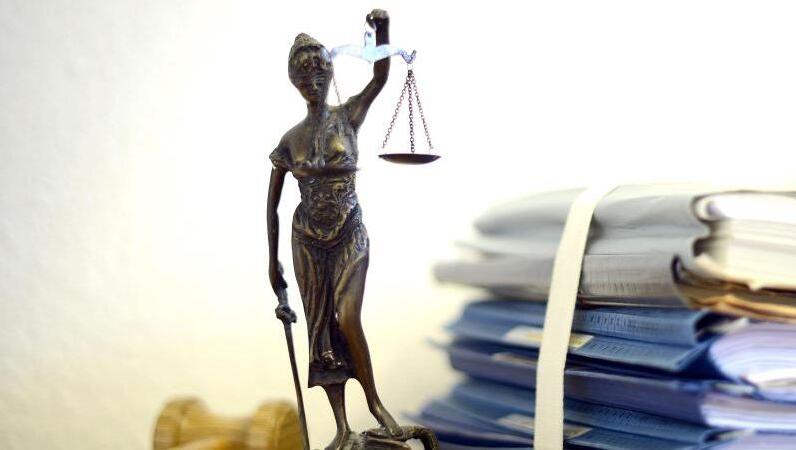 Justitia mit Holzhammer und Aktenstapel. Foto: Volker Hartmann/Archivbild Justitia mit Holzhammer und Aktenstapel. Foto: Volker Hartmann/Archivbild