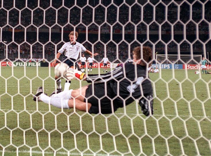 Bodo, der Elfertöter: Illgner pariert im WM-Halbfinale 1990 im Elferschießen gegen Stuart Pearce.
