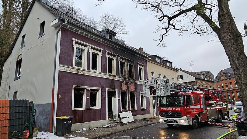 Explosion - Frau rettet sich durch Sprung aus Fenster