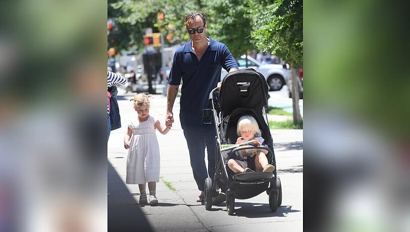 Unterwegs mit seinen beiden jüngsten Kindern: Jude Law Unterwegs mit seinen beiden jüngsten Kindern: Jude Law