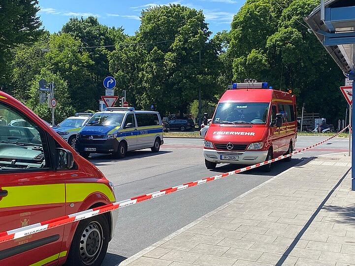 Ob im Umkreis der Fundstelle evakuiert werden muss, steht derzeit nach Angaben der Feuerwehr noch nicht fest.