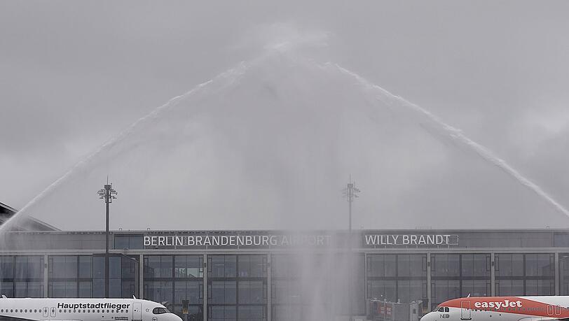 Am 30. Oktober 2020 landeten die ersten Flugzeuge am Hauptstadtflughafen BER. (Archivbild) Am 30. Oktober 2020 landeten die ersten Flugzeuge am Hauptstadtflughafen BER. (Archivbild)