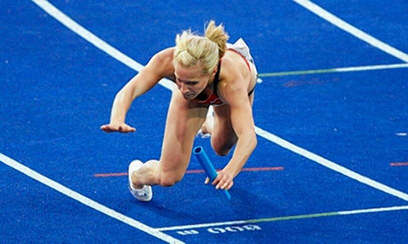 Unsanfte Landung: Verena Sailer nach dem Zieleinlauf der Sprintstaffel