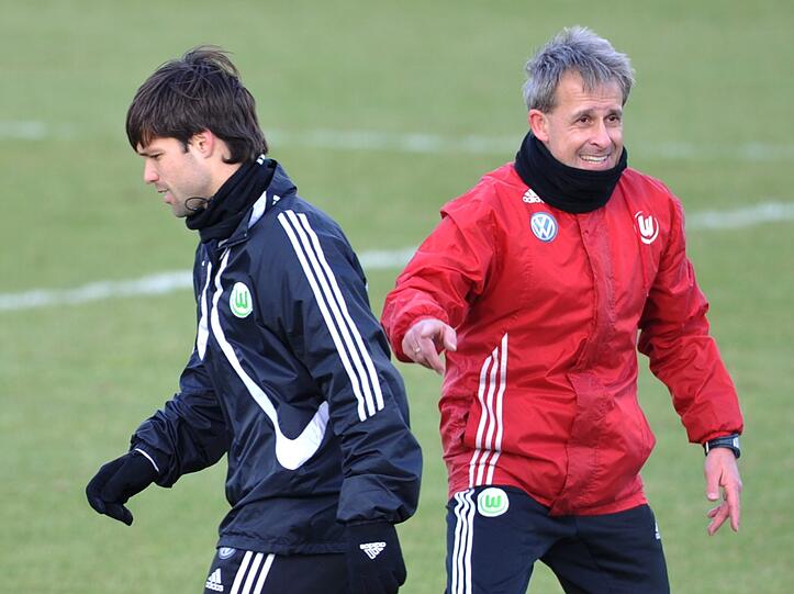Pierre Littbarski (r), gestikuliert während seines ersten Trainings in Wolfsburg neben Spieler Diego.