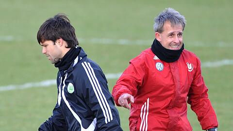 Pierre Littbarski (r), gestikuliert während seines ersten Trainings in Wolfsburg neben Spieler Diego.