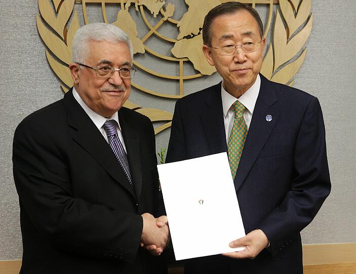 Der erste Schritt auf dem Weg zur Vollmitgliedschaft in den Vereinten Nationen: Mahmud Abbas (l.) übergibt Generalsekretär Ban Ki-Moon den Aufnahmeantrag Palästinas.