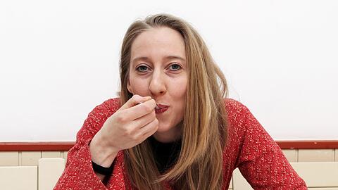 Kirstie Handel beim Kaffee trinken...