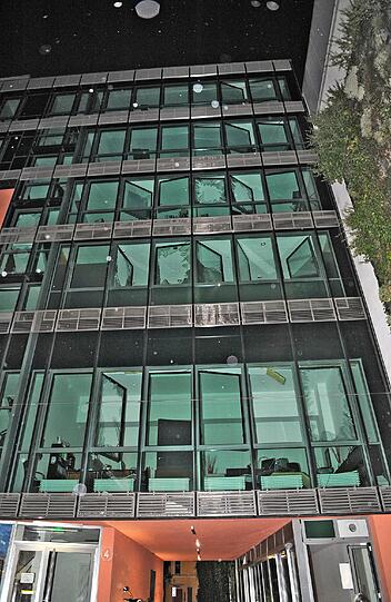 Feuer, Rauch, zerborstene Fenster - nach der Sprengung der Bombe hat die Feuerwehr viel zu tun: Umherfliegendes Stroh hatte Brände verursacht.