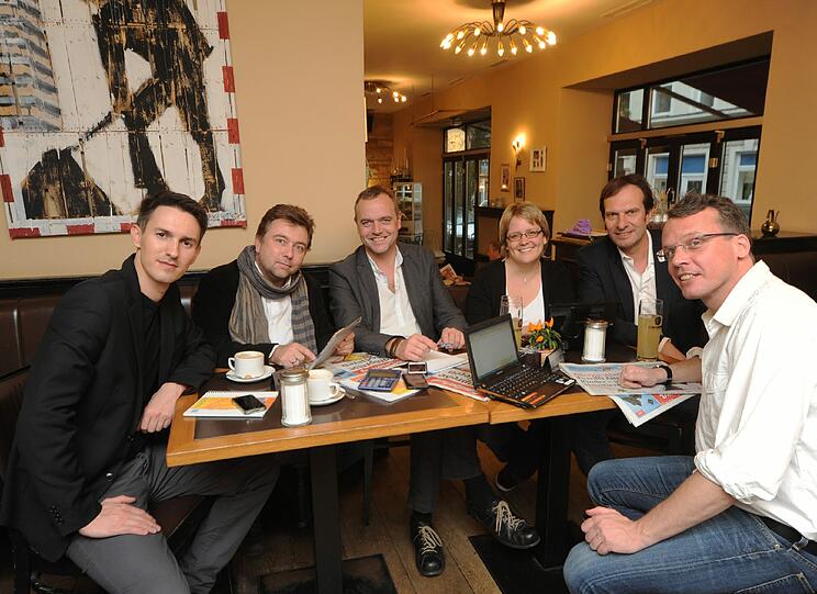 Sie machen die Abendzeitung eine Woche lang außer Haus: Ein Teil des Redaktionsteams am Arbeitsplatz im Café Ringelnatz.
