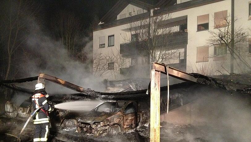 Hier sind die Überreste des Carports zu sehen. Die Polizie geht von Brandstiftung aus. Hier sind die Überreste des Carports zu sehen. Die Polizie geht von Brandstiftung aus.