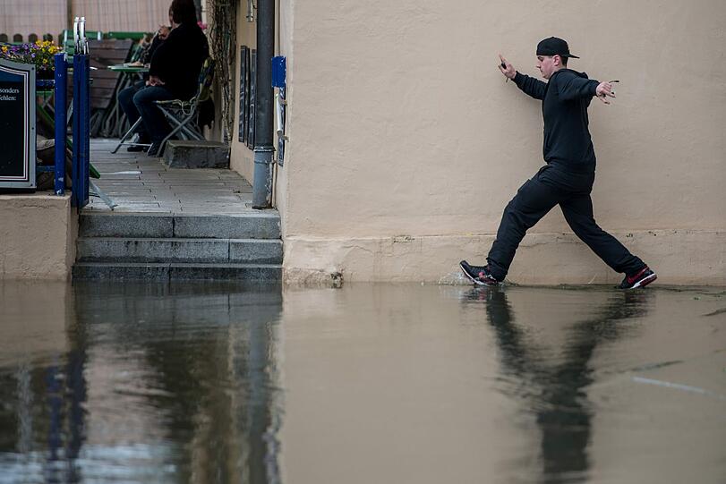 Der Pegelstand der Donau in Passau steigt und steigt. So wappnen sich die Anwohner gegen die Wassermassen.