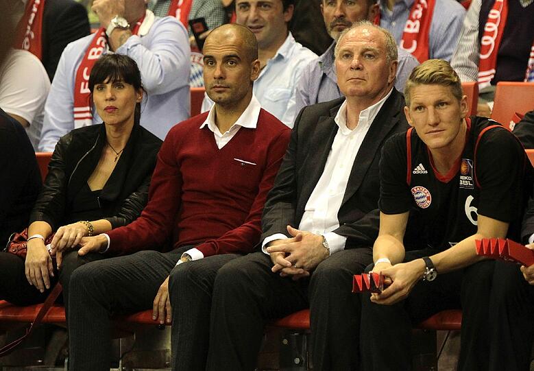 Die FC-Bayern-Fußballer im Audi Dome.