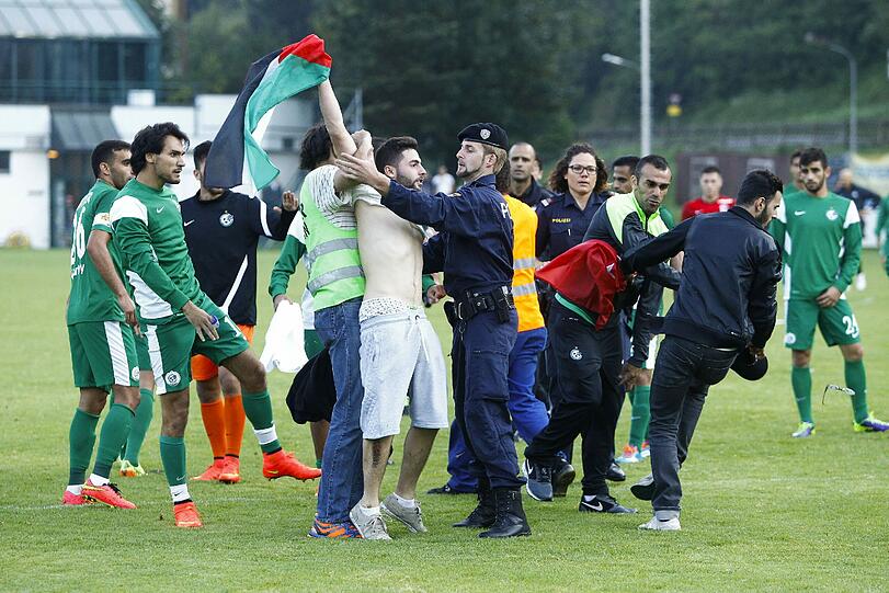 Hass und Gewalt: Prügel-Fans stürmen das Feld mit Palästina-Fahnen und gehen auf die Spieler der israelischen Mannschaft los. Die Bilder.