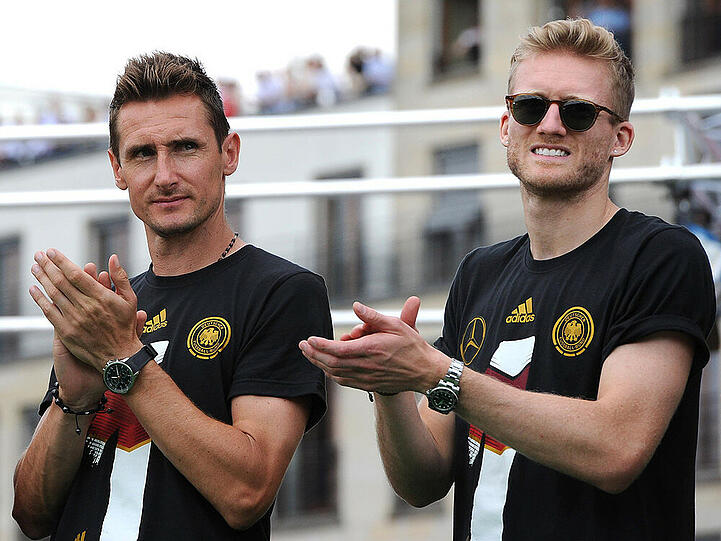 Miroslav Klose (l.) neben André Schürrle (r.) beim Empfang der Weltmeister in Berlin
